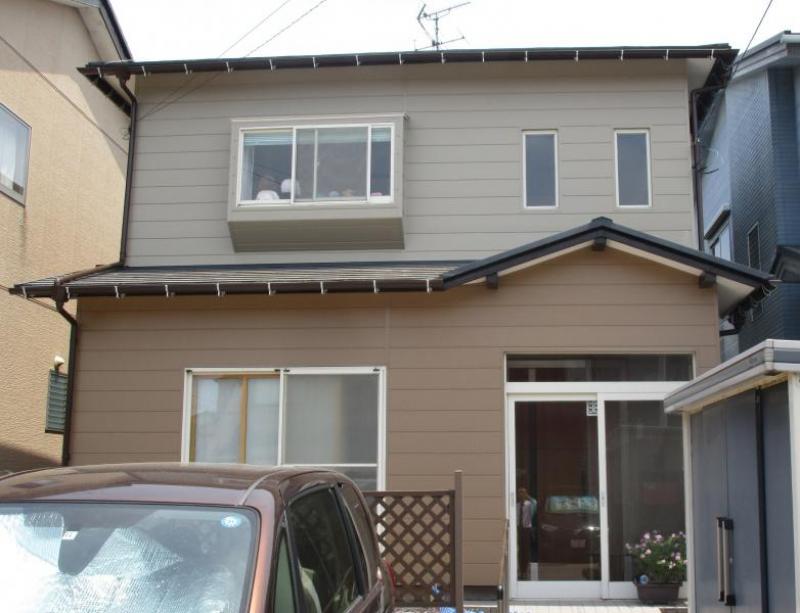 内灘町の外壁重ね張り工事 落ち着いたツートーンで秀麗な外観に ガイソー金沢店