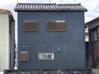 金沢市・外壁塗装工事・サビの目立つ白壁からダークグレーにイメージチェンジ